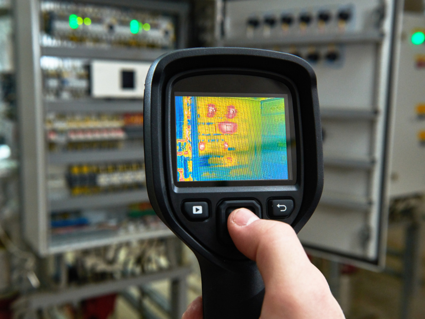 Pomiary termowizyjne instalacji elektrycznych: co to jest i dlaczego warto je wykonać?